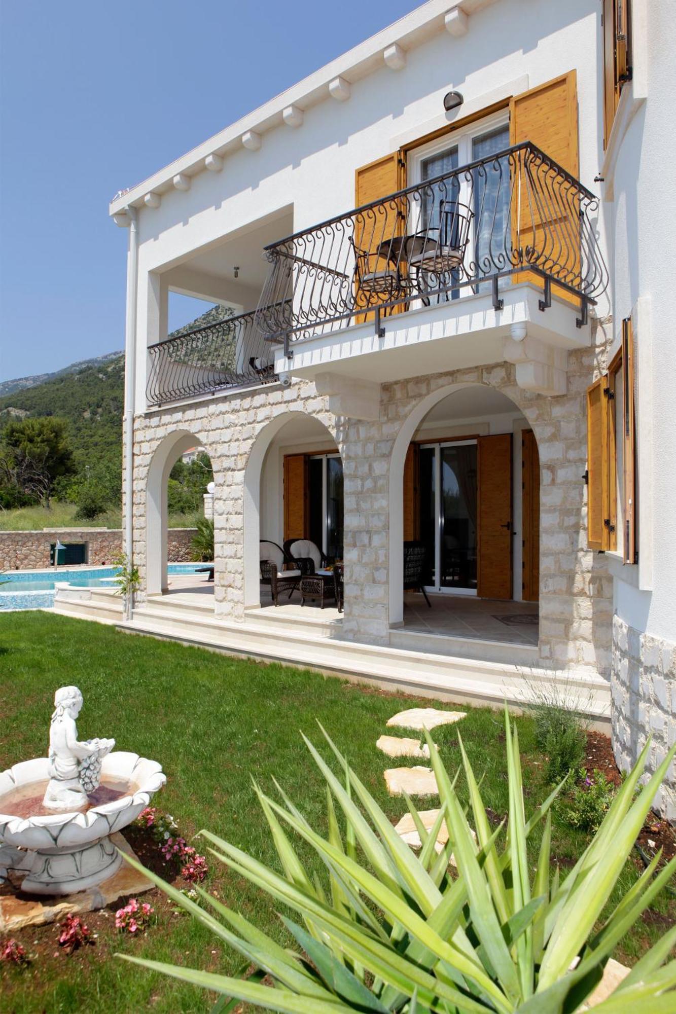 Villa Nera Bol Exterior photo